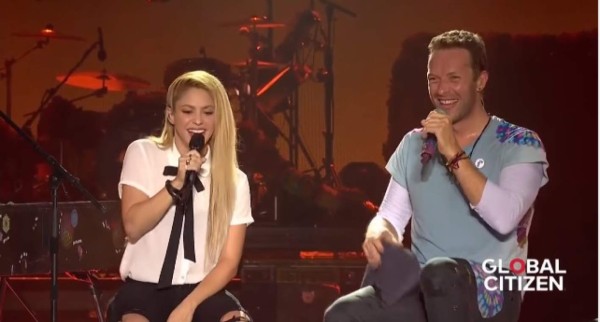 Shakira y Chris Martin hacen un dúo sorprendente, el cantante lo hace en español