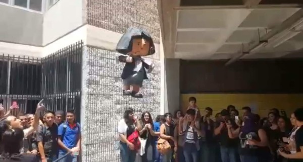 Universitarios dan garrotazos a piñata de la rectora