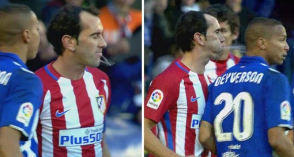 Asqueroso: Futbolistas se escupieron en pleno partido en España