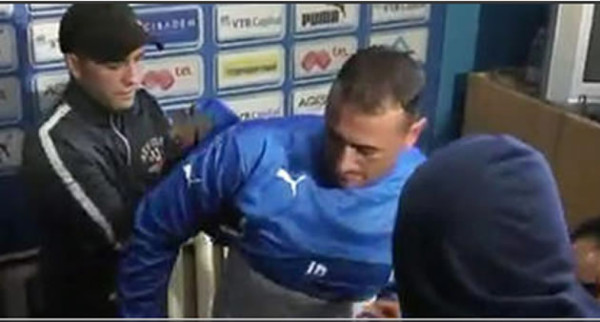 Vídeo: Le arrancan la camiseta cuando era presentado como técnico