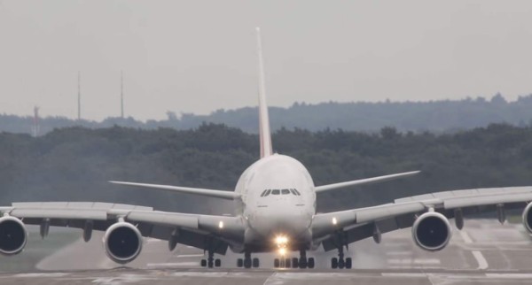 Aterrizaje 'extremo' del avión comercial más grande del mundo
