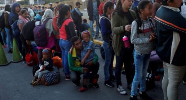 Estados Unidos insta a salvadoreños a evitar migrar ilegalmente con 'coyotes'