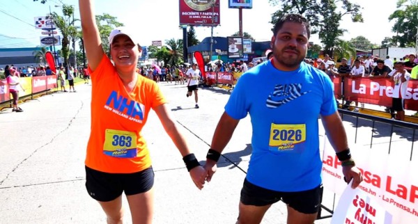 Espera que su novia termine la maratón para pedirle matrimonio