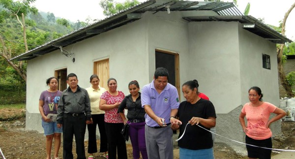 Evangélicos construyen casas para viudas y familias pobres de El Progreso