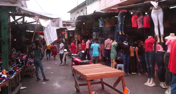 Propietarios de negocios de la tercera avenida siguen con temor a saqueos