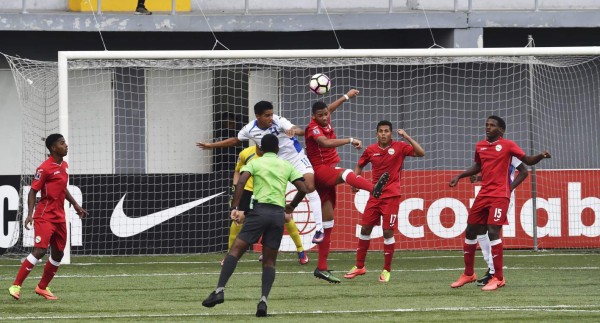 Footballers of Honduras (white) and Cuba vie for the ball during a Concacaf Under-17 Championship match at the Maracana stadium in Panama City on May 1, 2017. / AFP PHOTO / Rodrigo ARANGUA