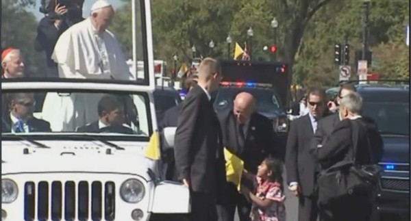 Niña interrumpe caravana del Papa para entregarle carta sobre inmigrantes