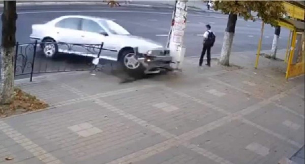 Poste salva a niño de ser arrollado por auto fuera de control