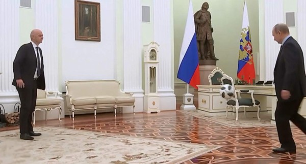 Vladimir Putin juega fútbol con Infantino a 100 días del Mundial de Rusia 2018