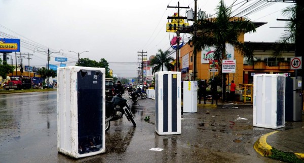 Centros comerciales del este en poder de vándalos