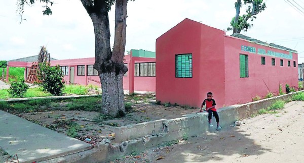 Se necesitan 10,000 pupitres para las 27 escuelas públicas de La Lima