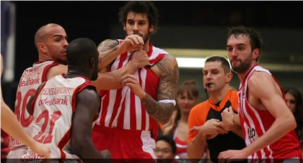 Vídeo: Mira la pelea del año en la Euroliga del baloncesto