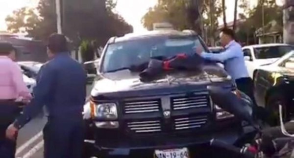 Hombre sorprende al amante de su mujer conduciendo su camioneta