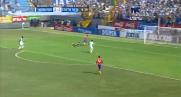 Video: El claro penal no sancionado a Costa Rica frente a Honduras