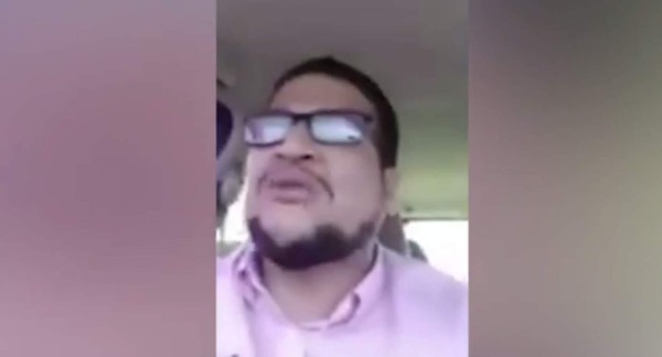 El microempresario hondureño durante su comunicación sobre el cierre de su negocio.