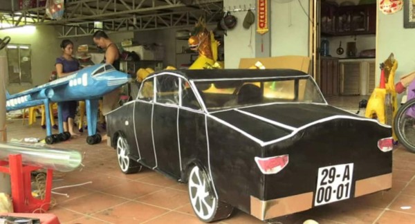 Vietnam ofrenda autos y aviones lujosos a sus antepasados