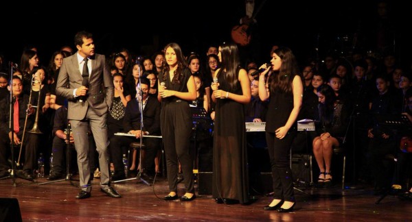 Guillermo Anderson canta en el 30 aniversario de El Buen Pastor