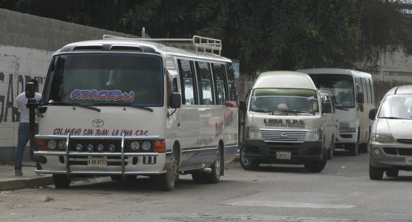 Inspeccionan buses y taxis de La Lima