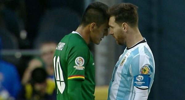 Messi reaccionó enojado tras marcaje de volante boliviano