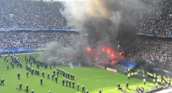 Afición del Hamburgo desata el caos tras descenso de su equipo
