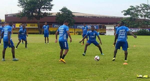 Honduras ya entrena completa en Ecuador