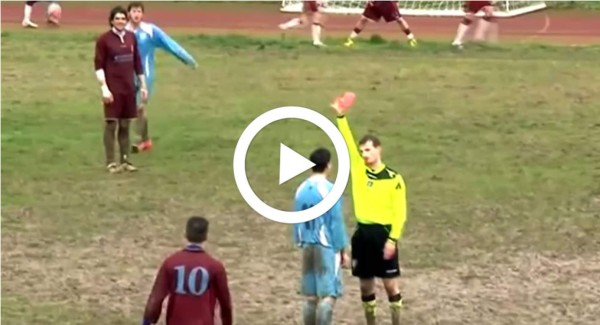 VIDEO: Futbolista propina brutal patada a un árbitro tras ser expulsado