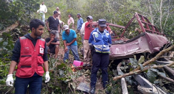 Tres muertos y seis heridos al caer carro en hondonada en Jesús de Otoro