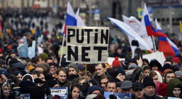 Miles de rusos protestan contra la ley sobre desconexión de Internet
