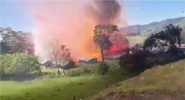 La gráfica muestra la explosión del depósito de pólvora en Colombia. Foto YouTube.