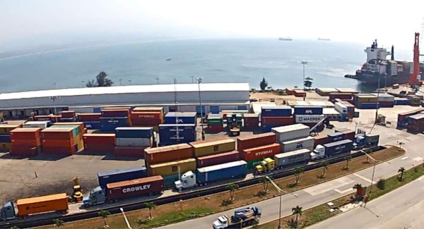 Por el 'canal rojo” sacan los contenedores de Acajutla