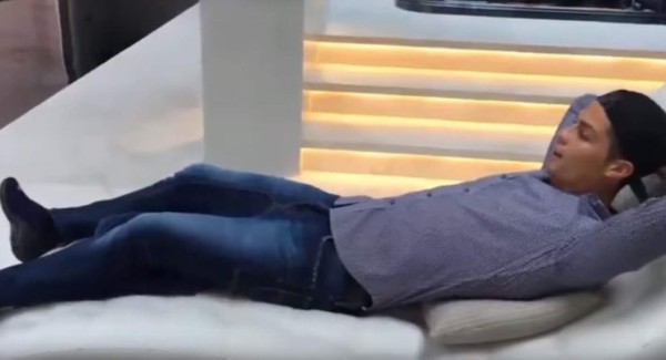 Video: Así se relaja Cristiano Ronaldo en su casa