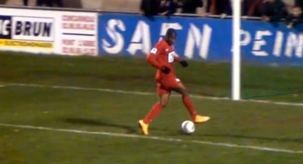 Video: Delantero marca gol insólito y enfurece a sus rivales