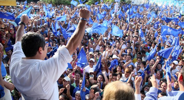 Juan Orlando Hernández atenderá a 800,000 familias pobres