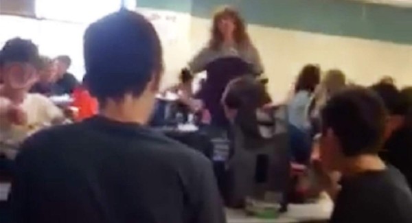 Estudiantes de secundaria de EUA pidiendo que se construya un muro para los latinos.