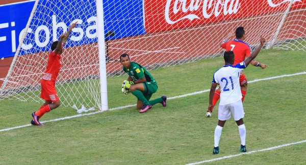 Polémica: El gol que reclamaron los panameños ante Honduras