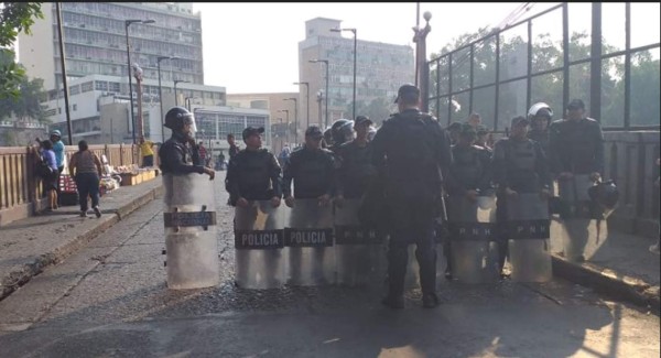 Fuertes enfrentamientos entre manifestantes y policías en Tegucigalpa