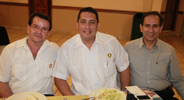 Club Rotario San Pedro Sula entrega pin Paul Harris tres zafiros