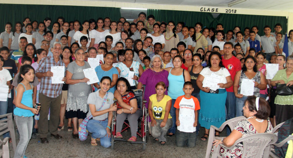 Mujer de 91 años aprende a leer y otra de 72 se gradúa de sexto