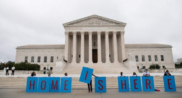 Corte Suprema de EEUU falla en contra de inmigrantes con TPS