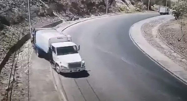 Se salva de morir aplastado por camión de basura