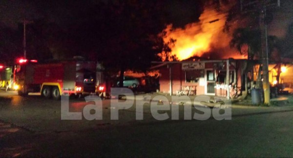 Incendio consume diez autos y un negocio en San Pedro Sula