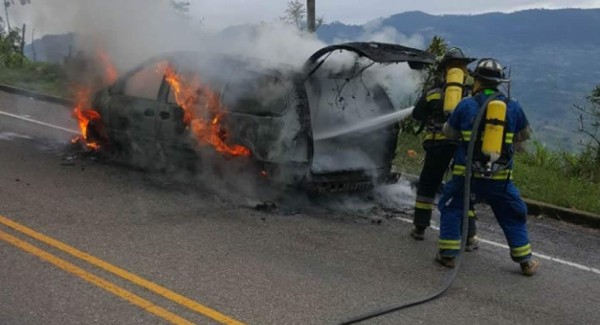 Un vehículo con dos personas a bordo se incendia en Santa Rosa de Copán