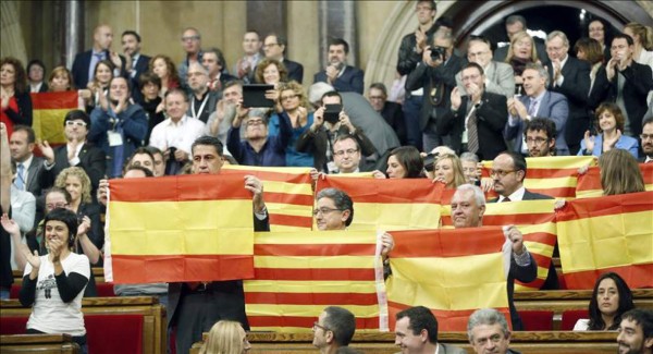 El Parlamento catalán aprueba una resolución para iniciar la independencia de España