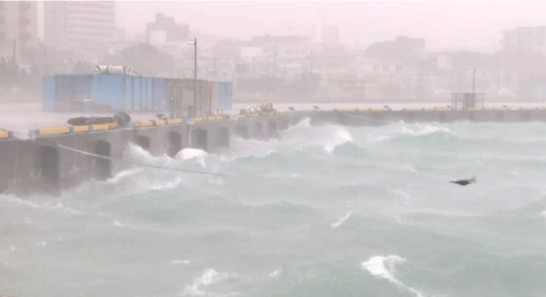 Un 'súper tifón' azota Japón