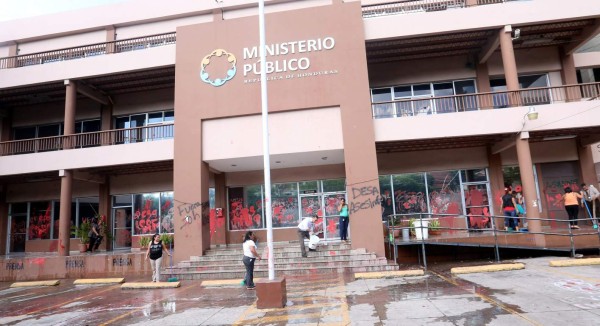 Manifestantes del Copinh abandonan toma frente al Ministerio Público