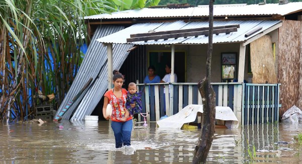 Inundaciones y caos dejan lluvias en el norte de Honduras