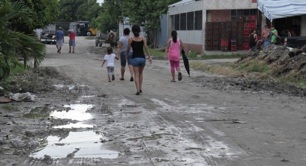 Calles con baches y poca luz en la Felipe Zelaya