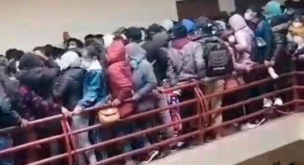 Unos 5 estudiantes mueren al caer de un cuarto piso en universidad boliviana