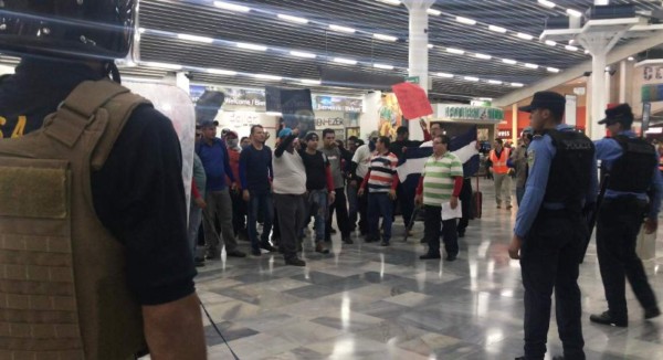 En simulacro frustran tomas del aeropuerto de San Pedro Sula