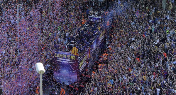 Barcelona se tiñe de azulgrana para celebrar el triplete